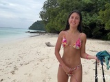 
           Быстрый секс в кустах на публичном пляже на острове 
        